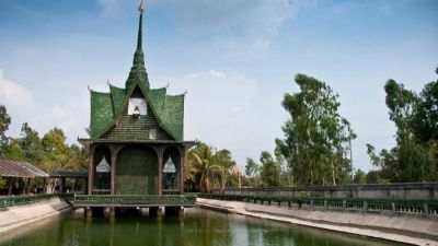 Храм миллиона бутылок Ват Лан Куад