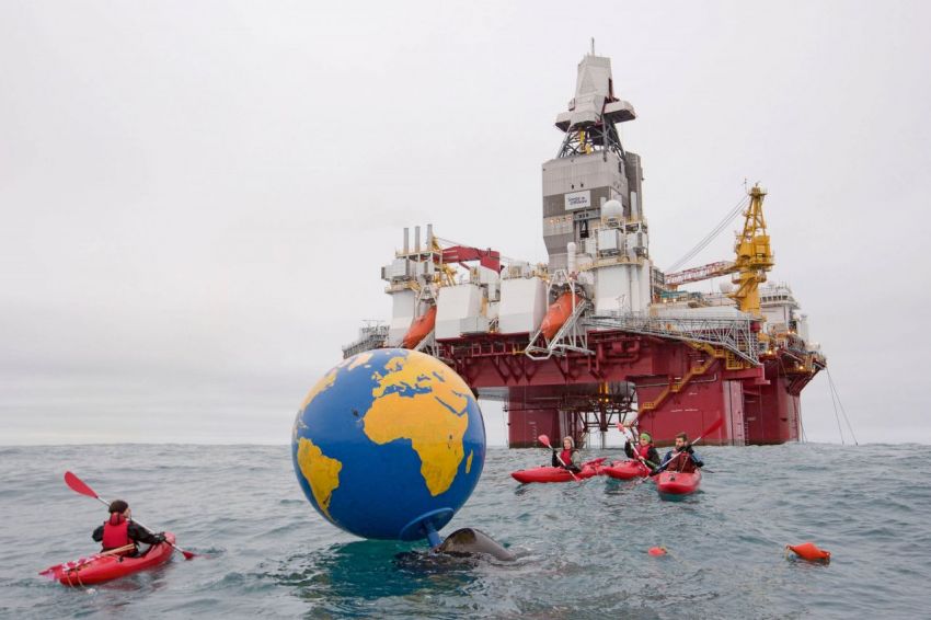 Активисты Гринпис выступили против решения Норвегии расширить добычу нефти в Арктике