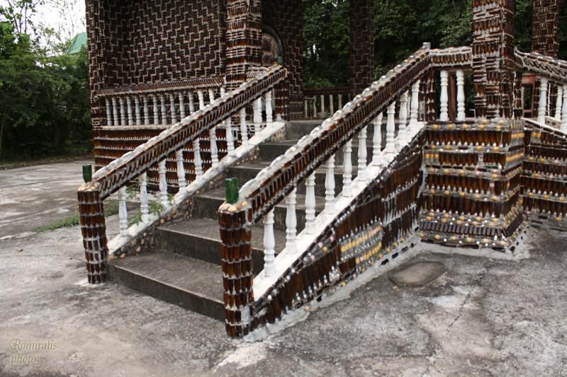 Храм миллиона бутылок Ват Лан Куад